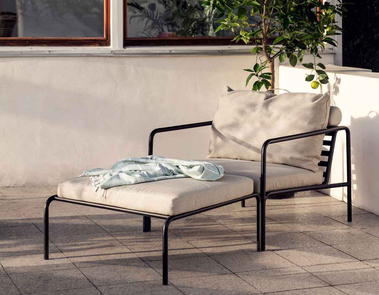 Terrasse mit einem Avon Lounge Chair von Houe in Abenddämmerung